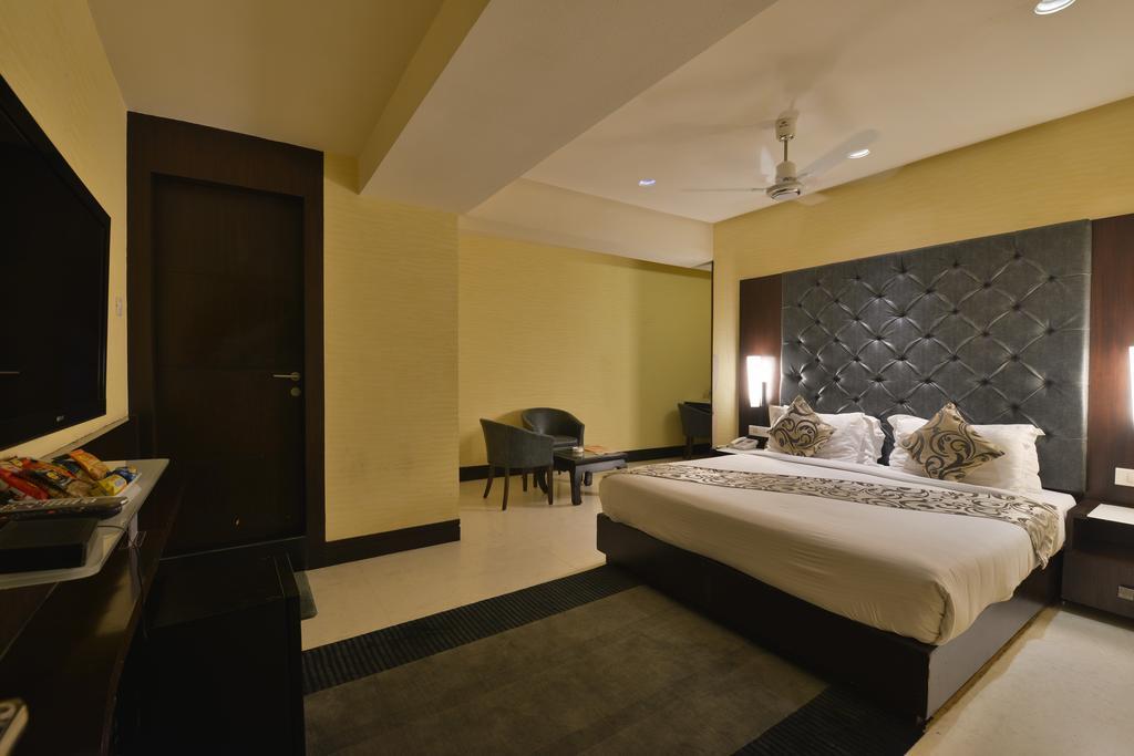 The Golden Oak Hotell Rāipur Rom bilde
